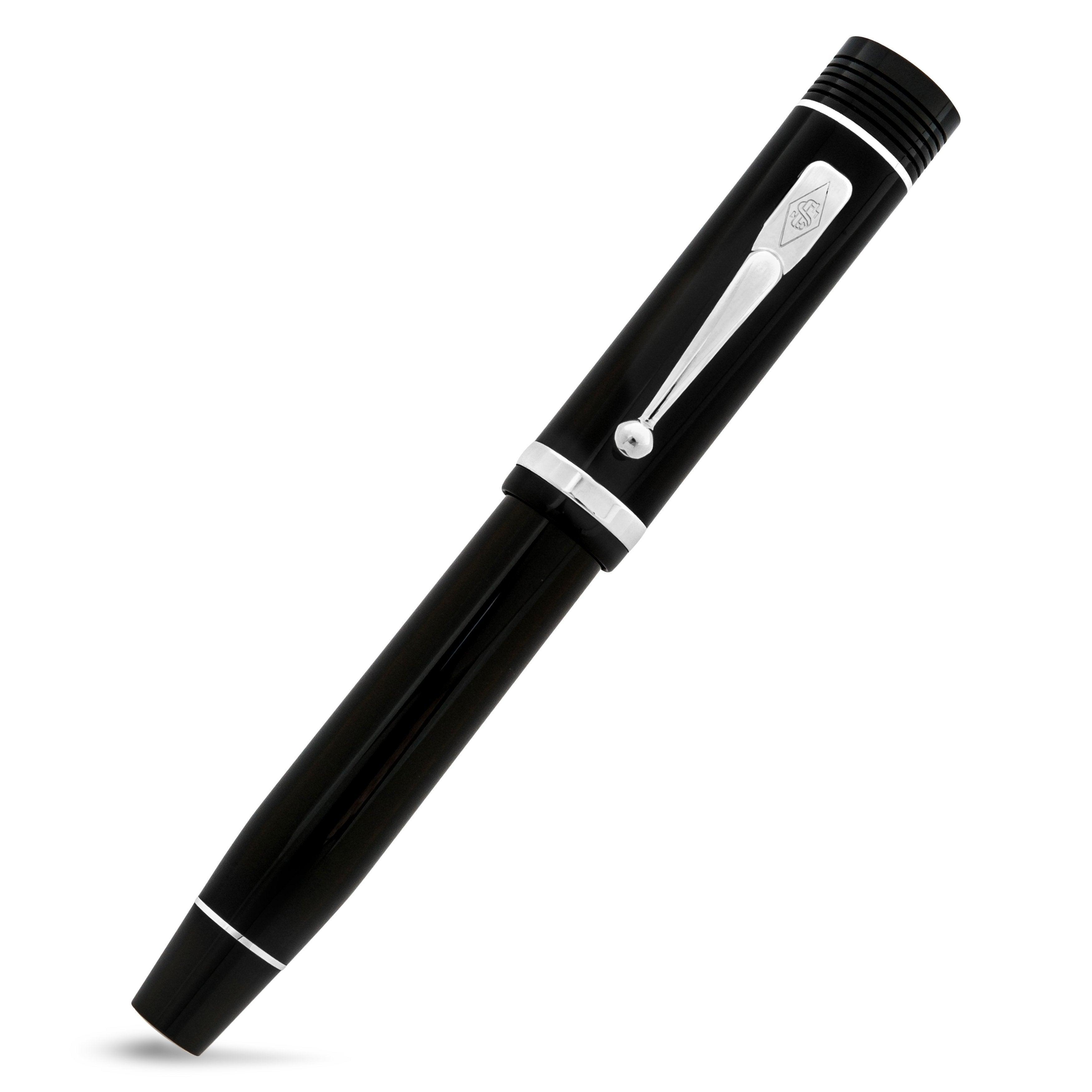 Geschlossener Churchill Classic Black Silver Tintenroller, diagonal gezeigt, schwarz lackiert mit silbernem Clip und Beschlägen