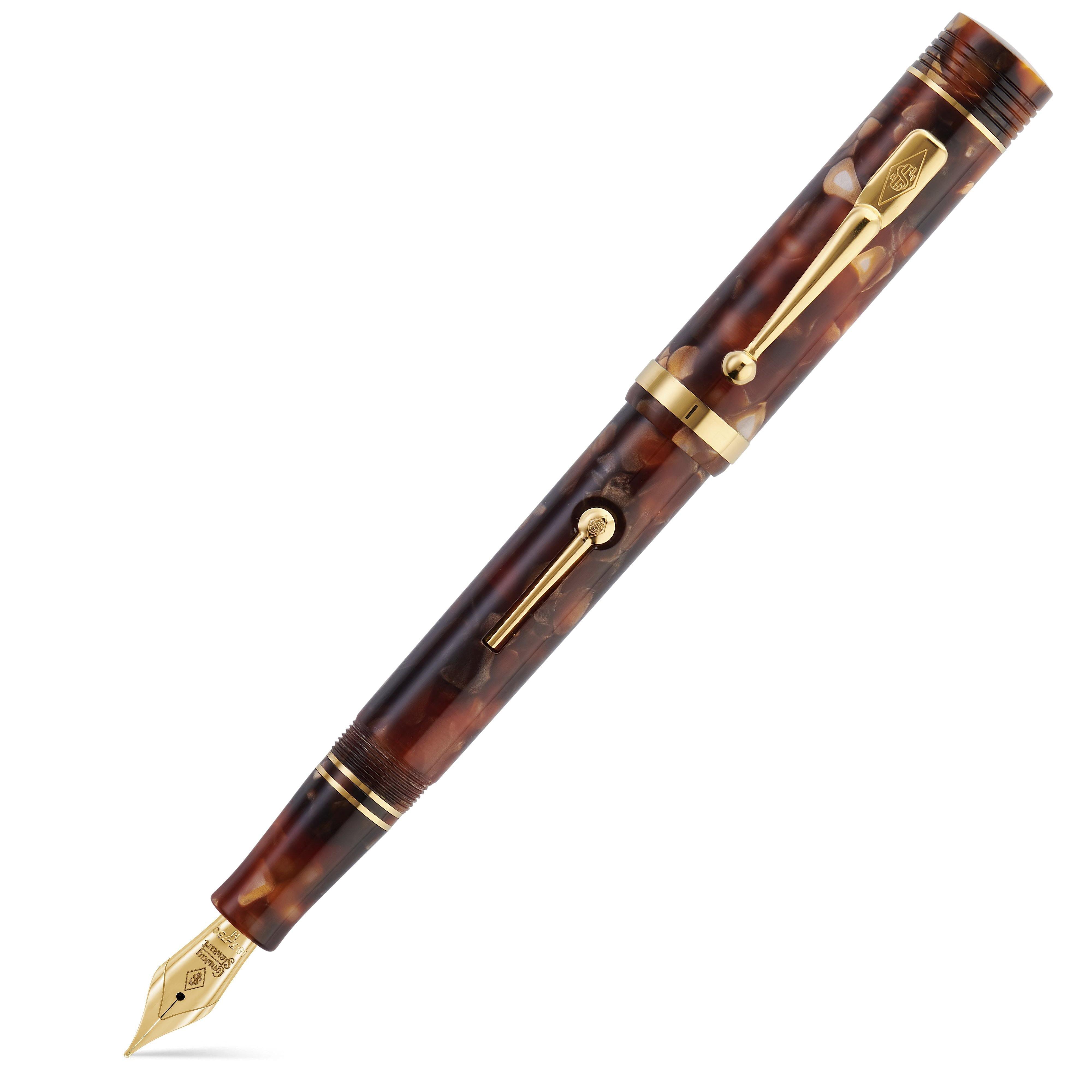 Conway Stewart Churchill Classic Brown Lever-Fill फाउंटेन पेन, कैप लगाकर, गोल्ड लीवर-फिल मैकेनिज़्म दिखाते हुए