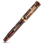 Churchill Classic Brown Lever-Fill फाउंटेन पेन कैप लगाकर, घुमाए गए कोण से दिखाया गया, फिल लीवर दिखाते हुए