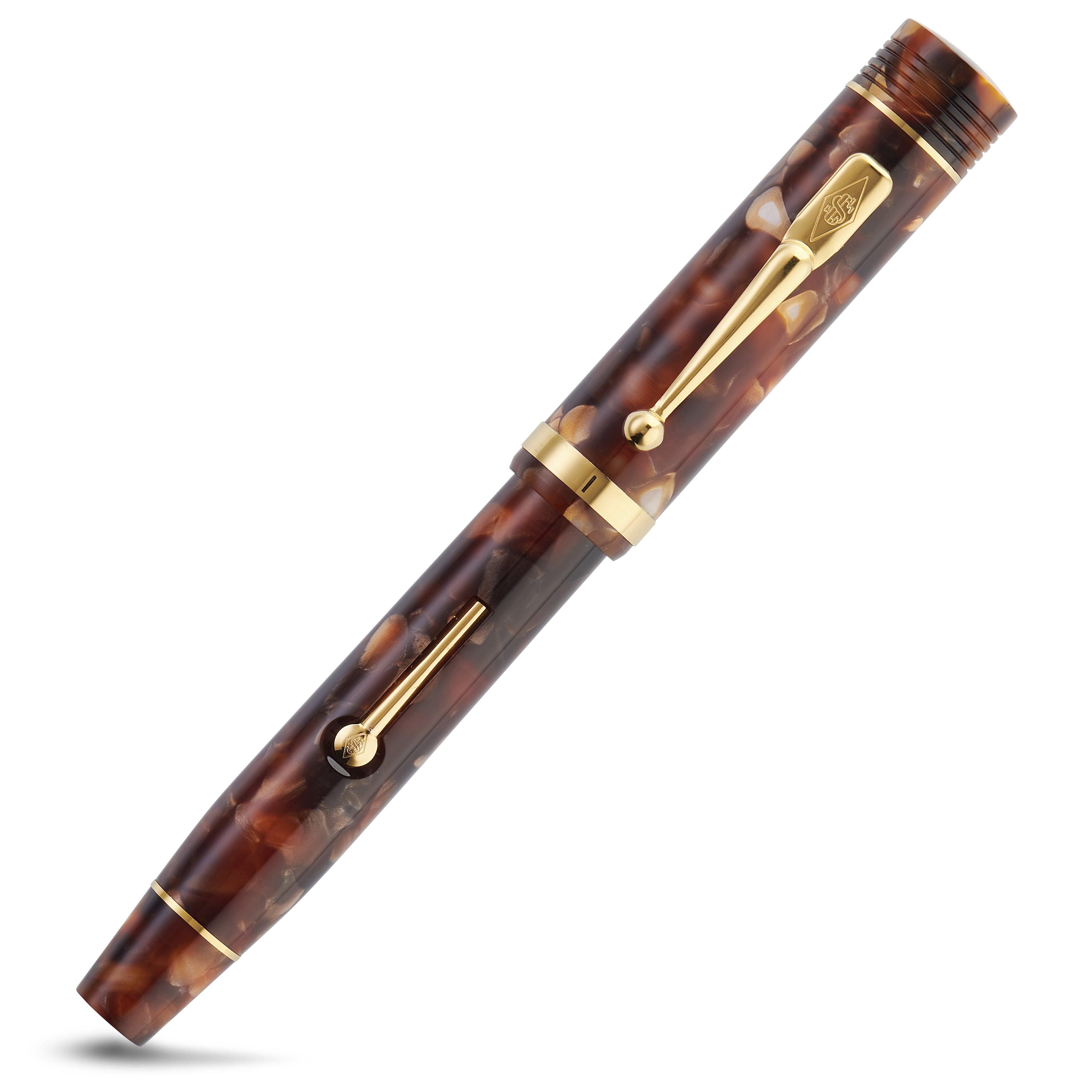 Churchill Classic Brown Lever-Fill फाउंटेन पेन कैप लगाकर, घुमाए गए कोण से दिखाया गया, फिल लीवर दिखाते हुए