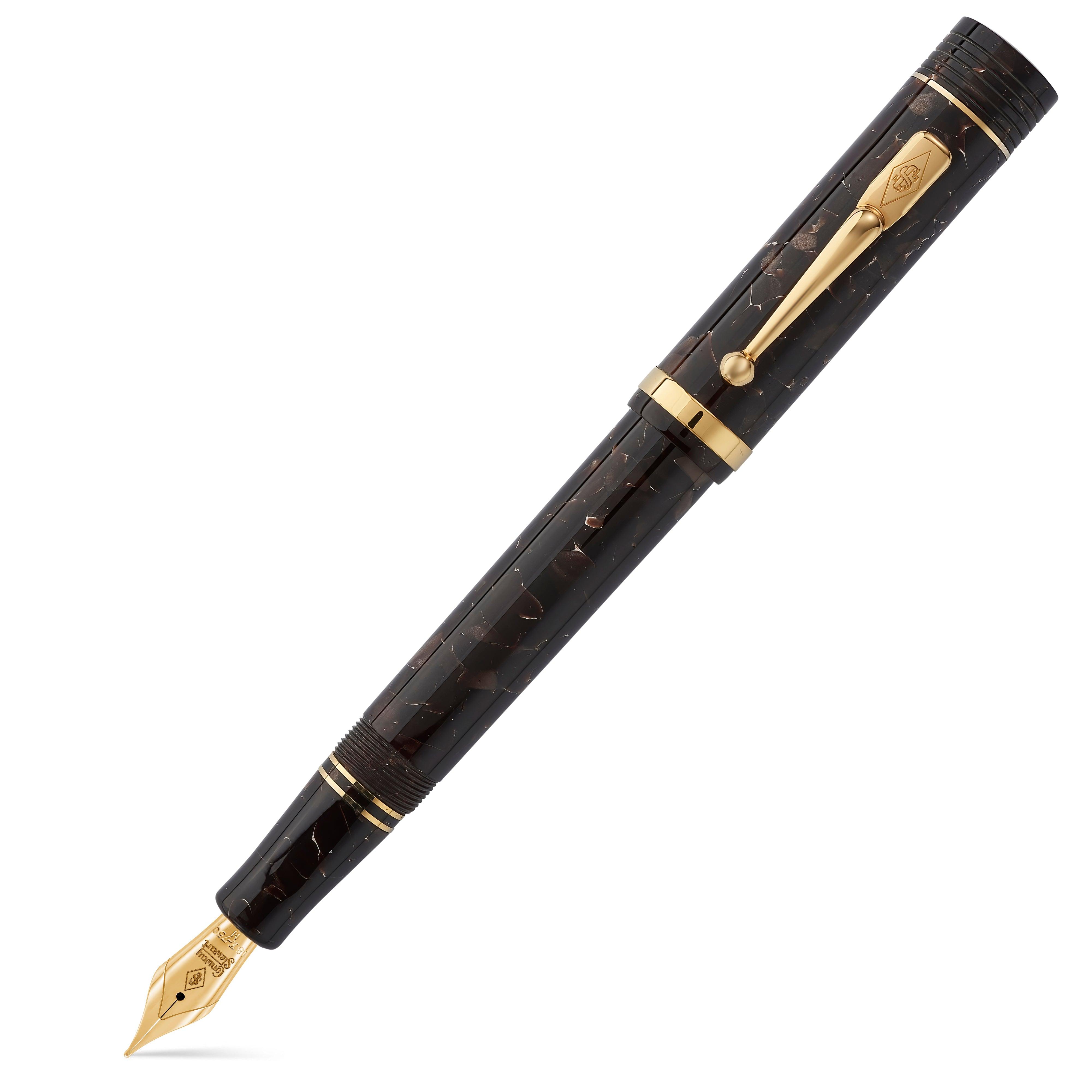 Churchill Dartmoor Gold फाउंटेन पेन, कैप लगाकर, भूरा मार्बल्ड एक्रिलिक बैरल और गोल्ड-टोन क्लिप दिखाते हुए