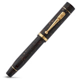 Churchill Dartmoor Gold Füllfederhalter geschlossen, Winkelansicht mit Betonung von Kappenband und facettiertem Clip