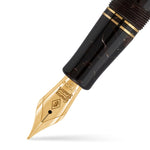 Nahaufnahme der Churchill Dartmoor Gold Feder, einer goldfarbenen Feder mit graviertem Conway Stewart Diamantemblem