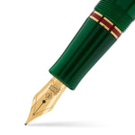 Nahaufnahme der Churchill Evergreen Feder, einer goldenen Feder mit eingraviertem Conway-Stewart-Wappen