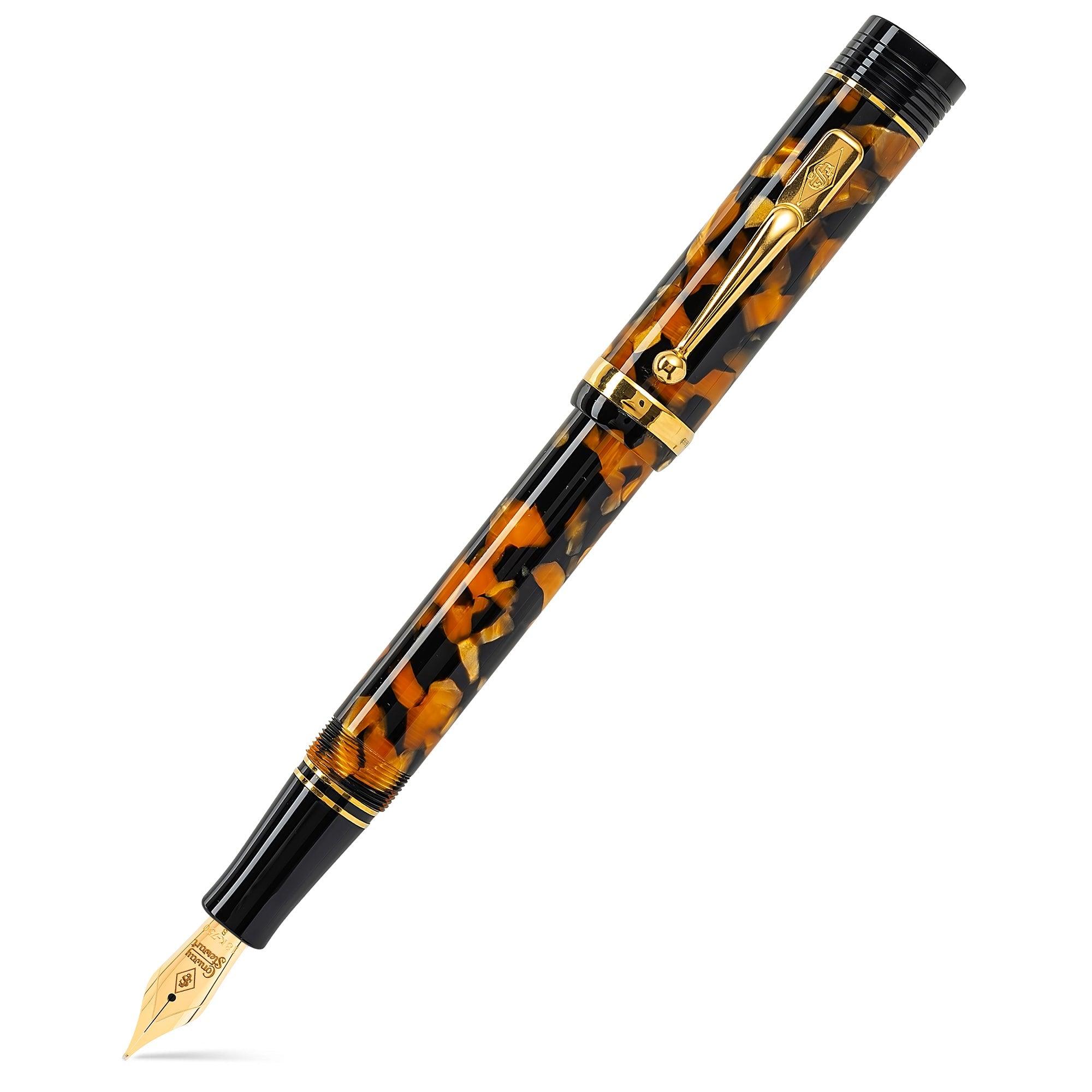 Geschlossener Churchill Honey Noire Füllfederhalter, diagonal gezeigt, schwarz-bernsteinfarbenes Schildpatt-Acryl, Goldbeschläge