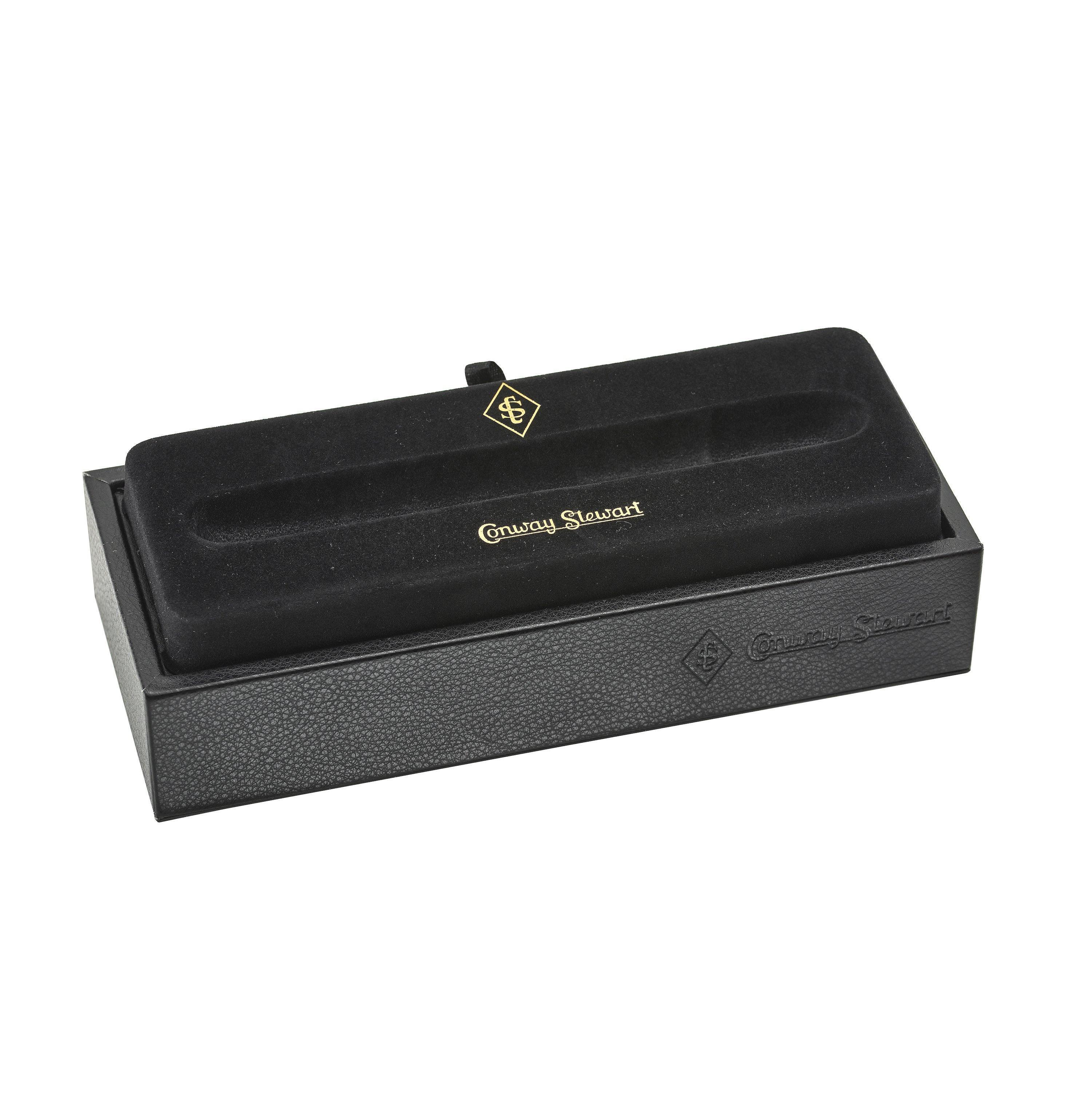 Geöffnete schwarze Conway Stewart Präsentationsbox für den Churchill Modena Red Kugelschreiber, leer gezeigt