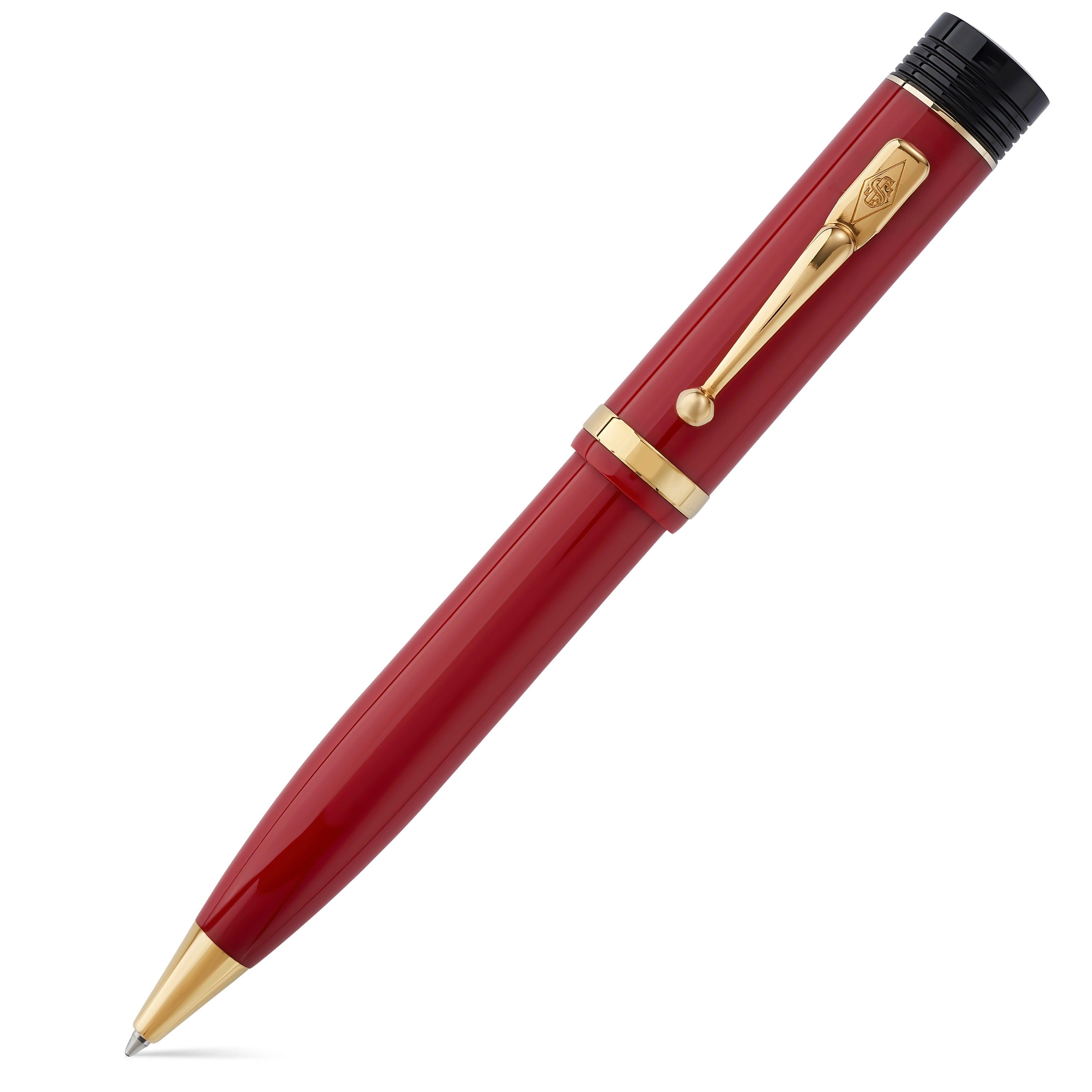 Churchill Modena Red पेंसिल, तिरछे दृश्य में लाल बैरल, गोल्ड क्लिप और काला फिनियल दिखाते हुए