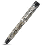 Churchill Quartz White Füllfederhalter geschlossen, mit Blick auf den Chrom-Clip vor grau marmoriertem Acryl