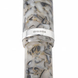 Nahaufnahme der Sterlingsilber-Punze am Kappenband des Churchill Quartz White