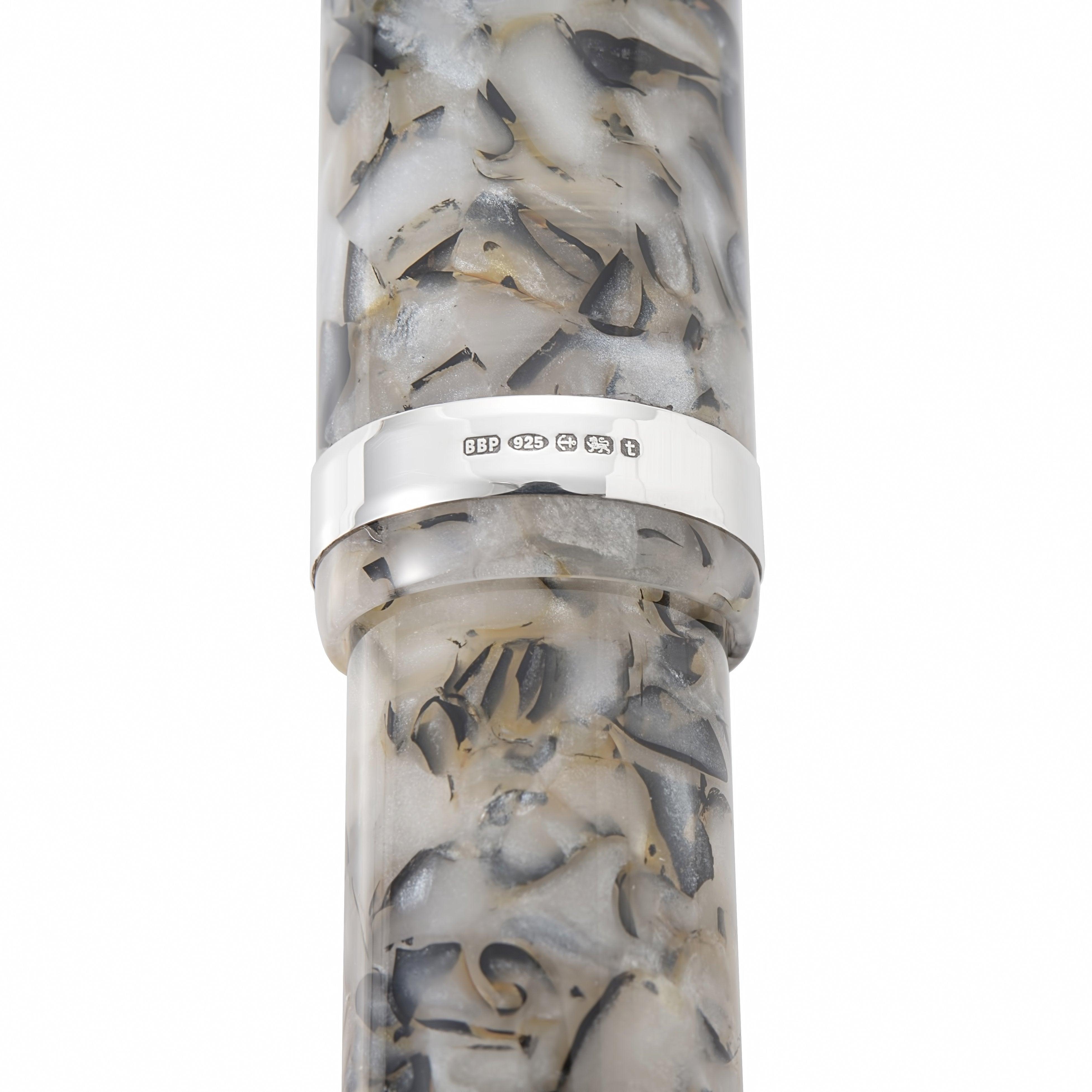 Nahaufnahme der Sterlingsilber-Punze am Kappenband des Churchill Quartz White