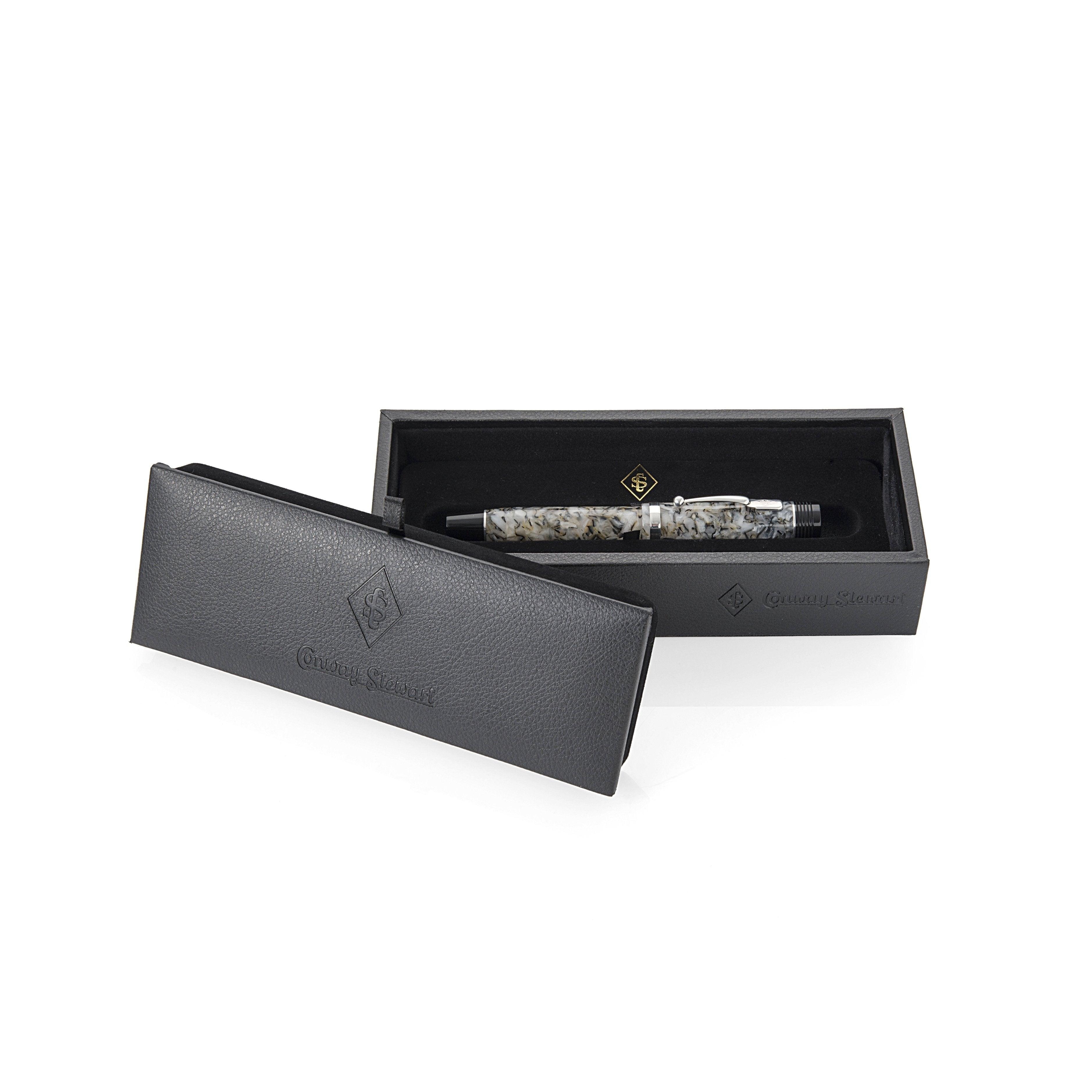 Churchill Quartz White Füllfederhalter in seiner geöffneten Conway Stewart Präsentationsbox präsentiert