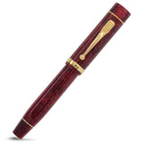 Geschlossener Churchill Red Stardust Füllfederhalter in ähnlichem Diagonalwinkel, Kappenband und Clip deutlich sichtbar