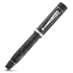 Churchill Silver Storm万年筆、キャップを閉じた状態。クロームクリップとマーブル模様のアクリル