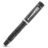 Churchill Silver Storm万年筆、キャップを閉じた状態。クロームクリップとマーブル模様のアクリル