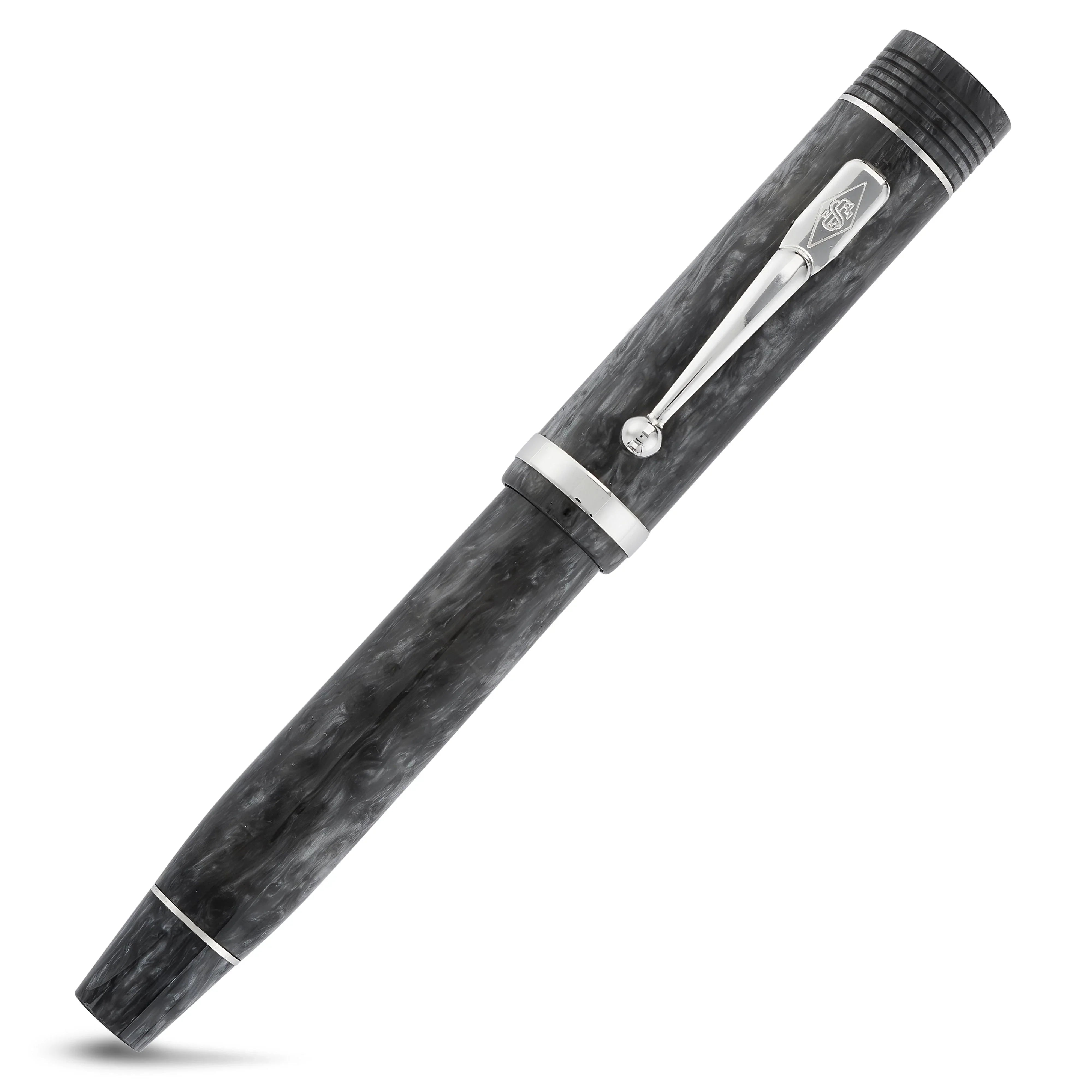Churchill Silver Storm万年筆、キャップを閉じた状態。クロームクリップとマーブル模様のアクリル