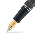 Churchill Silver Storm万年筆の、Conway Stewartと彫刻されたゴールドニブのクローズアップ