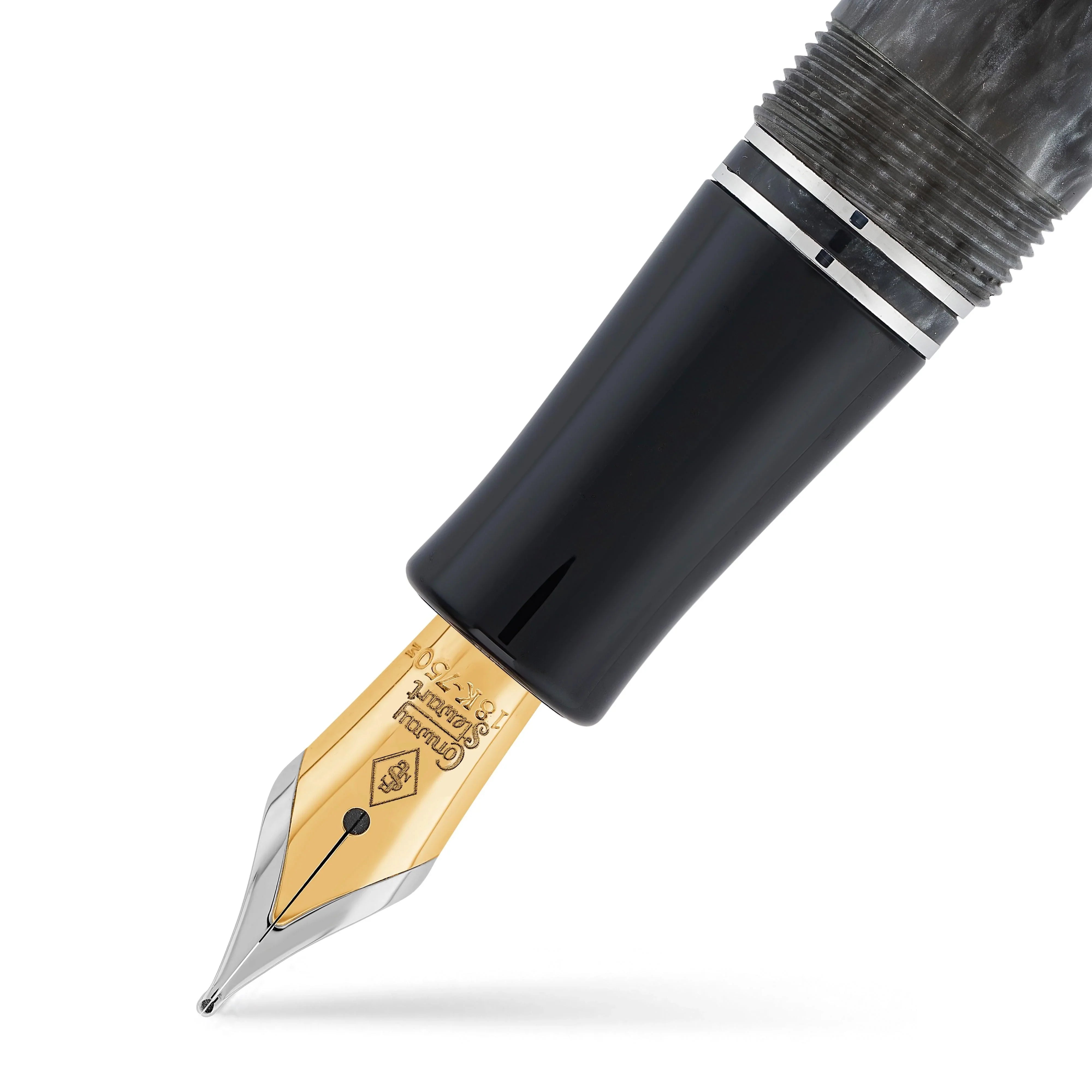Churchill Silver Storm万年筆の、Conway Stewartと彫刻されたゴールドニブのクローズアップ