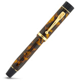 Churchill Tortoiseshell फाउंटेन पेन कैप लगाकर, टॉर्टॉइज़शेल एक्रिलिक पर गोल्ड क्लिप दिखाते हुए