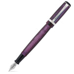 Collectors Pen Amethyst Füllfederhalter, geschlossen, mit Blick auf den violetten Perlmutt-Acrylschaft mit rhodinierten Beschlägen