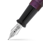 Nahaufnahme der Collectors Pen Amethyst Feder in Silberton vor violettem Perlmutt-Acryl-Griffstück