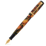 Collectors Pen Coral Green Füllfederhalter, geschlossen, mit Blick auf den bernstein-grün-rot marmorierten Acrylschaft