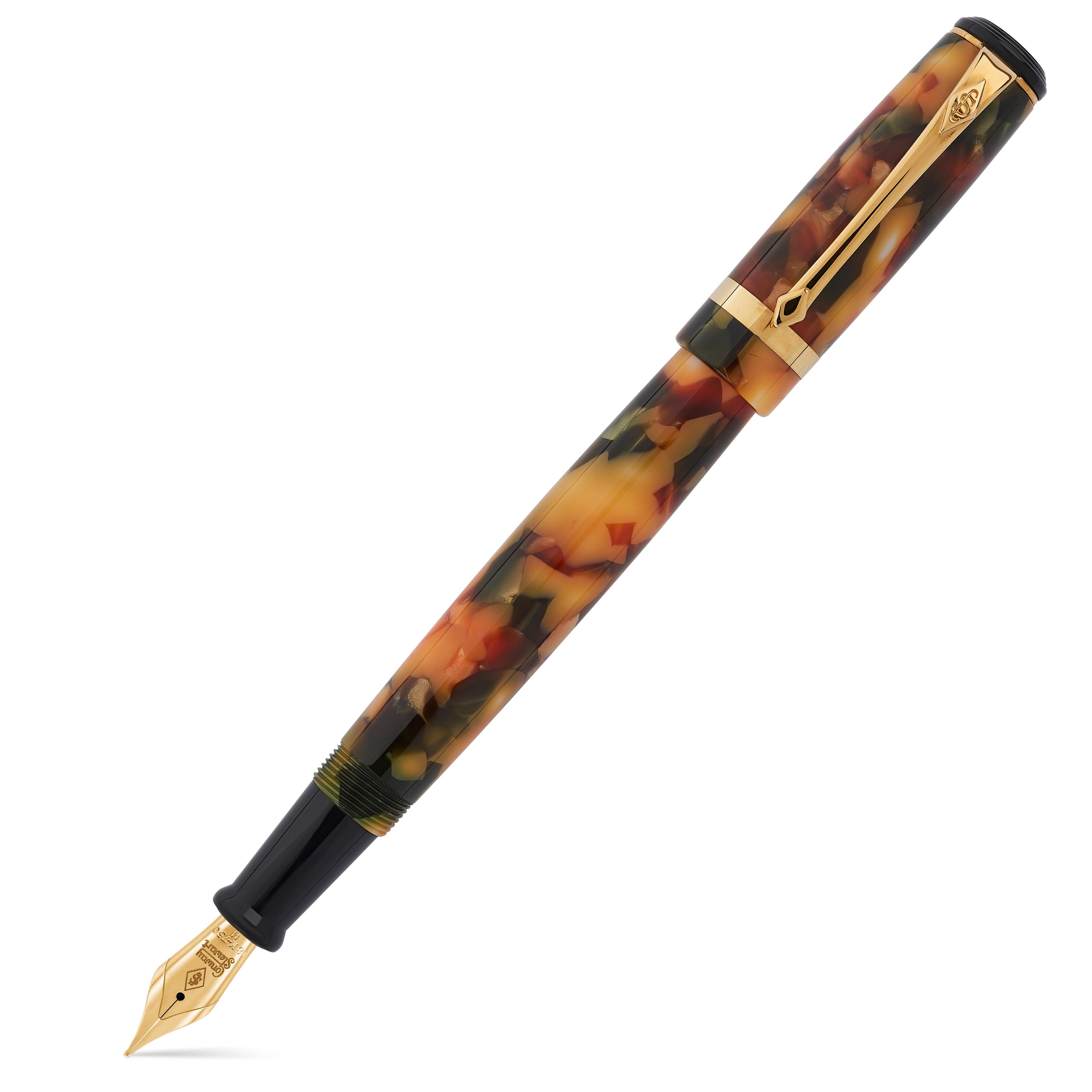 Stylo-plume Collectors Pen Coral Green, capuchonné, montrant le corps en acrylique marbré ambre, vert et rouge