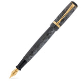 Collectors Pen Silver Storm Füllfederhalter, geschlossen, mit Blick auf den grau marmorierten Acrylschaft mit Goldbeschlägen