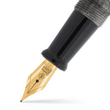 Nahaufnahme der Collectors Pen Silver Storm Feder in Goldton vor grau marmoriertem Acryl-Griffstück