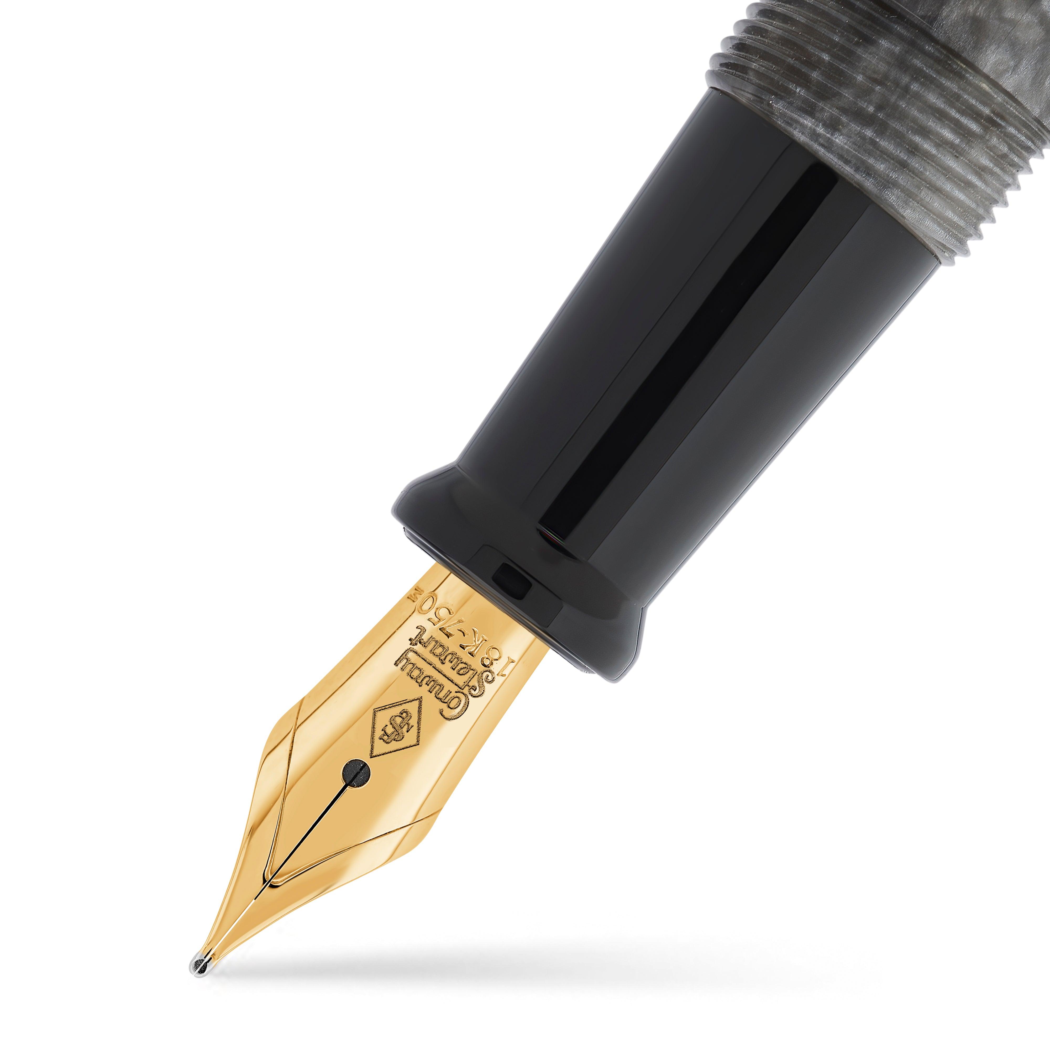 Nahaufnahme der Collectors Pen Silver Storm Feder in Goldton vor grau marmoriertem Acryl-Griffstück