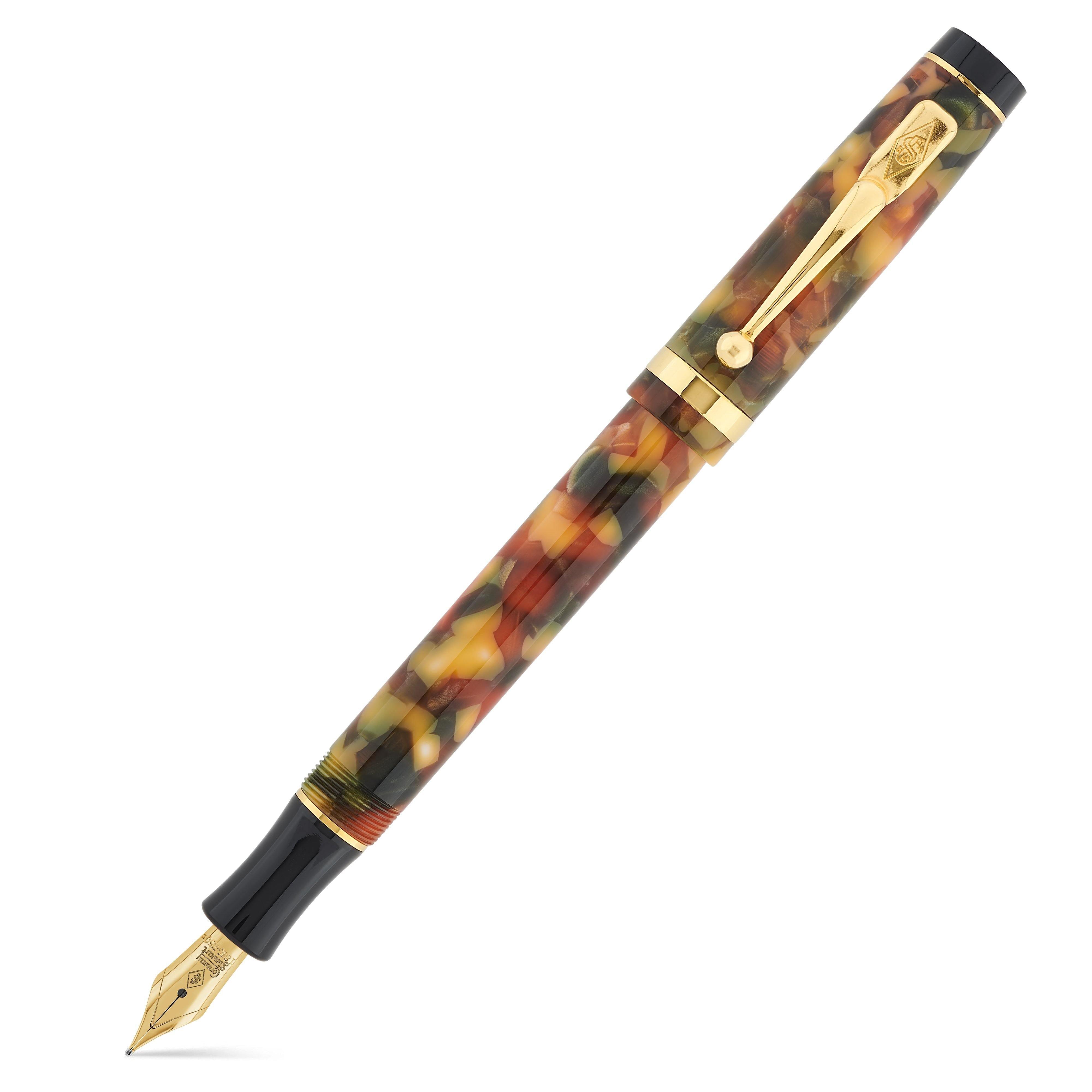 Geschlossener Duro Coral Green Füllfederhalter, diagonal gezeigt, orange-grün gesprenkeltes Acryl mit Goldbeschlägen