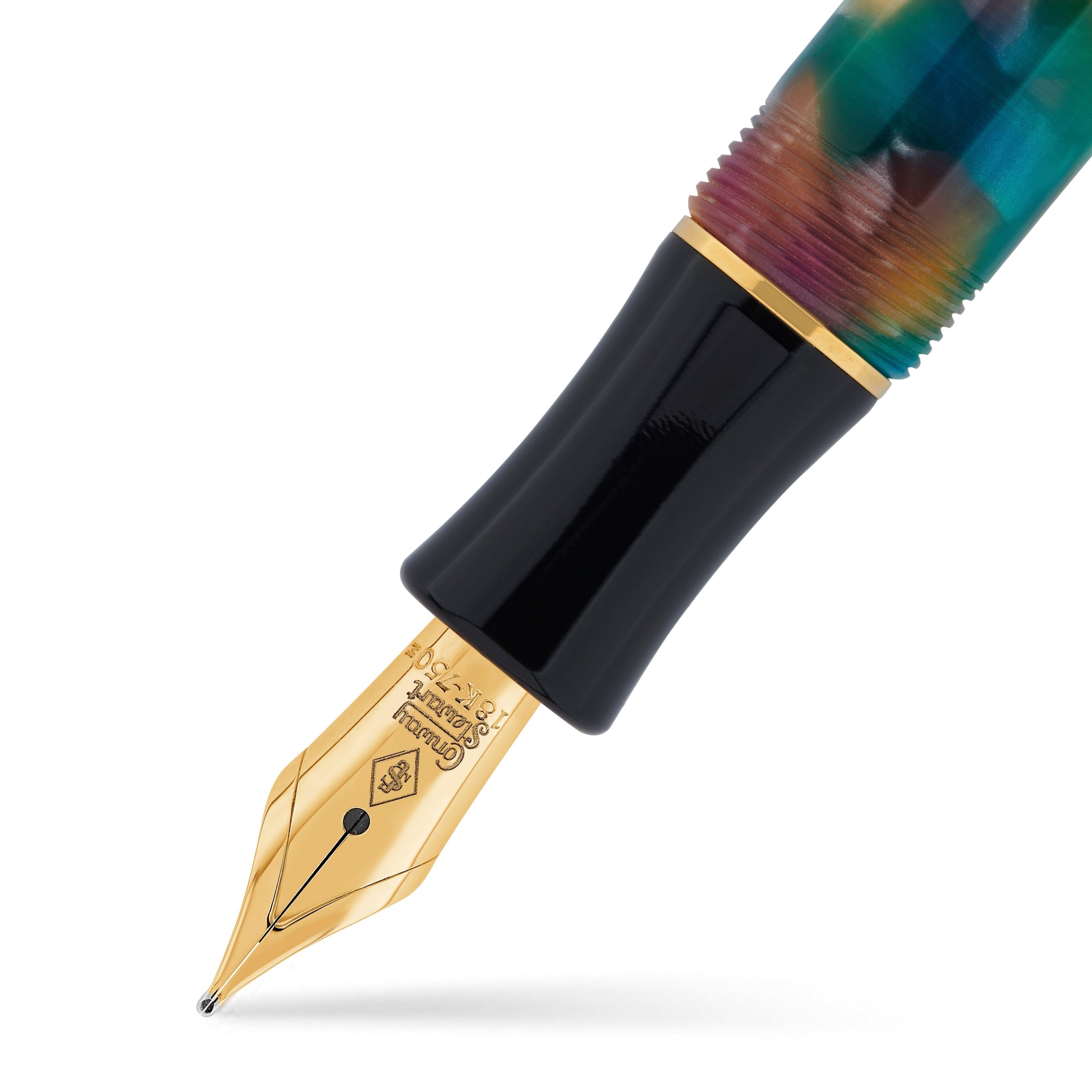Nahaufnahme der goldenen Feder des Duro Heather unterhalb des schwarzen Griffstücks und der mehrfarbig marmorierten Kappe