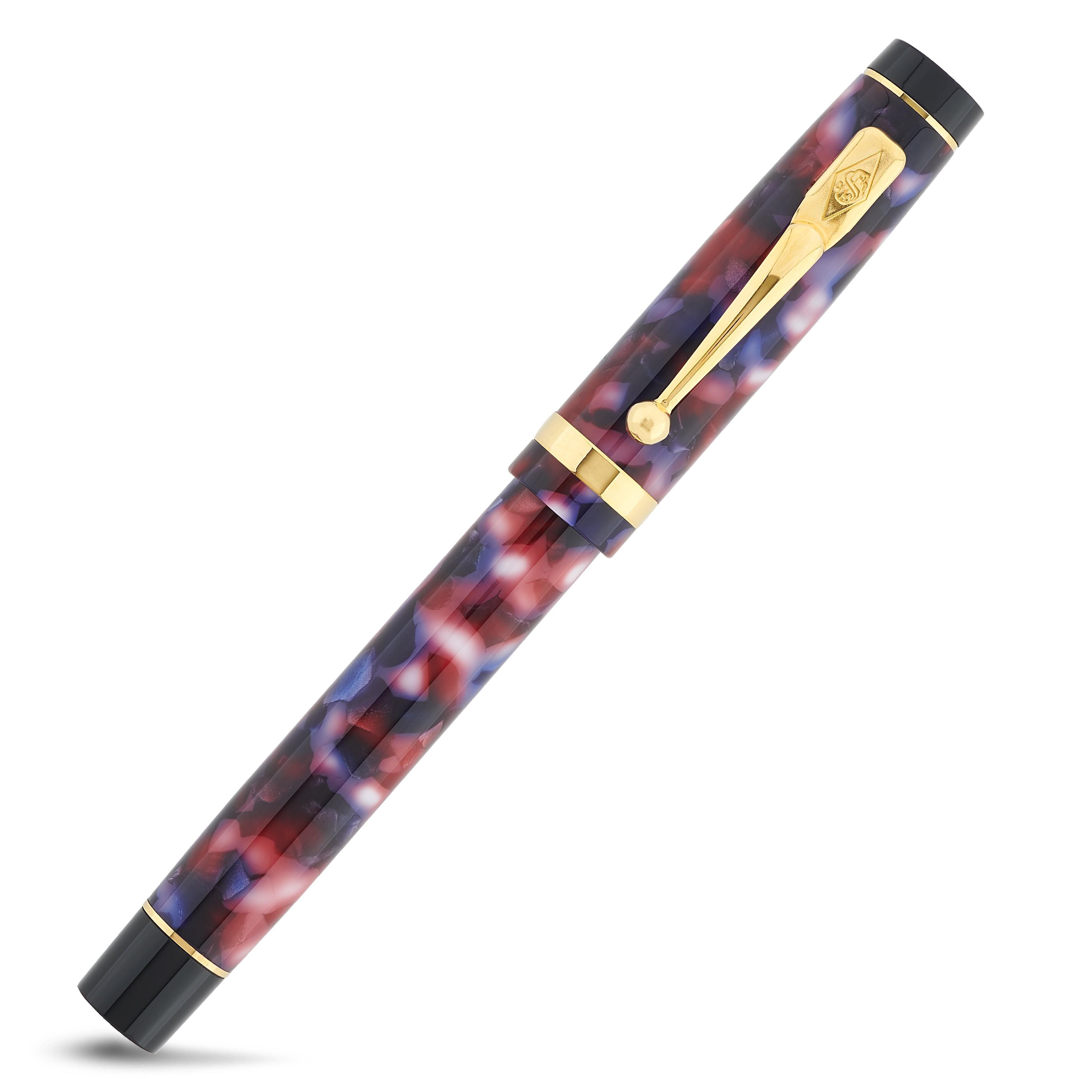 Duro Nebula Füllfederhalter geschlossen, aus leicht gedrehtem Winkel gezeigt mit Blick auf das Nebel-Effektmuster