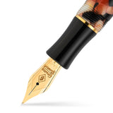 Makroaufnahme der goldenen Feder mit der Gravur „Conway Stewart“ auf dem Duro Razor Shell Füllfederhalter