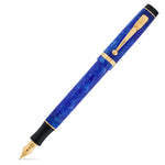 Conway Stewart Duro Sapphire Blue Füllfederhalter, geschlossen, diagonal gezeigt in blau marmoriertem Acryl