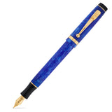 Conway Stewart Duro Sapphire Blue Füllfederhalter, geschlossen, diagonal gezeigt in blau marmoriertem Acryl