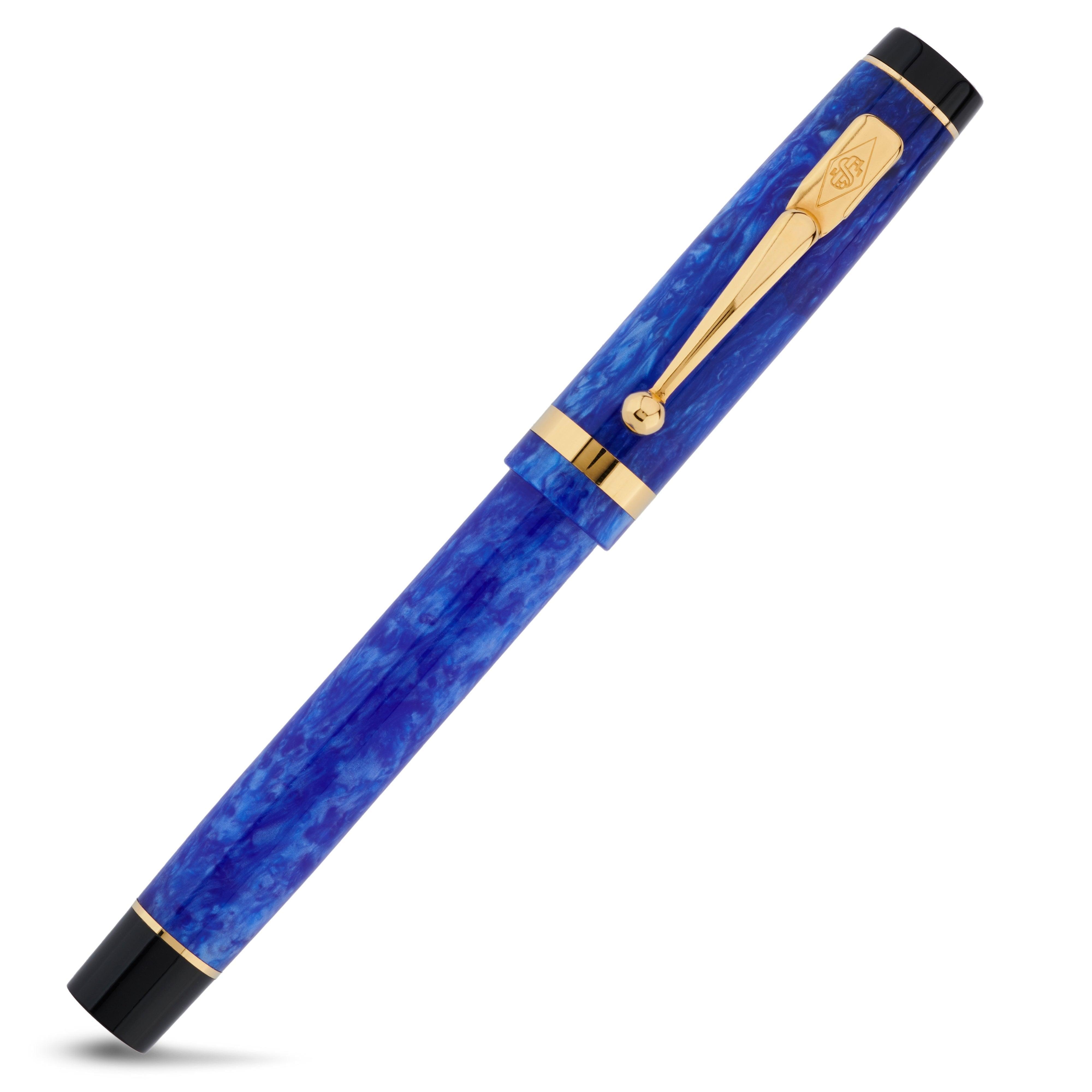 Duro Sapphire Blue Füllfederhalter geschlossen, aus leicht gedrehtem Winkel gezeigt mit Blick auf die blaue Marmorierung