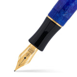 Nahaufnahme der Duro Sapphire Blue Feder, einer goldenen Feder mit eingraviertem Conway-Stewart-Wappen