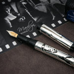 Estilográfica Marilyn Monroe Overlay sin capuchón con plumín dorado, mostrada junto a su pluma gemela con capuchón
