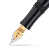 Makroaufnahme der goldenen Feder und des silbernen Kappenbands des Marlborough Vintage Black Ebonite Silver Füllfederhalters