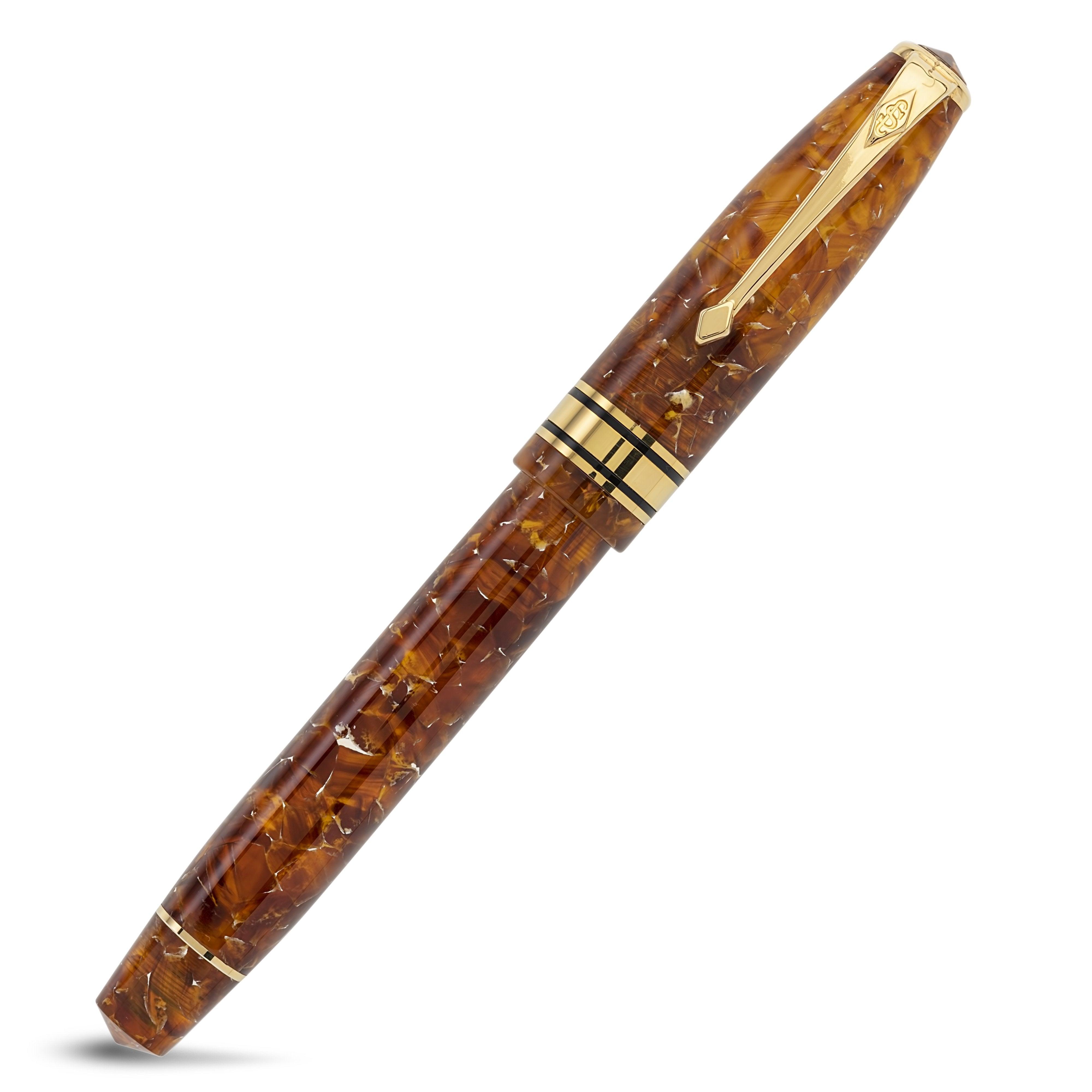 Series 100 Amber Füllfederhalter geschlossen, mit Blick auf den goldenen Clip und das Detail des schwarzen Kappenbands