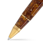 Nahaufnahme der Series 100 Amber Tintenroller-Spitze und des goldfarbenen Konus unterhalb des marmorierten Schafts