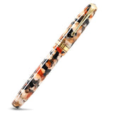 Series 100 Razor Shell फाउंटेन पेन कैप लगाकर, गोल्ड क्लिप और कैप बैंड दिखाते हुए