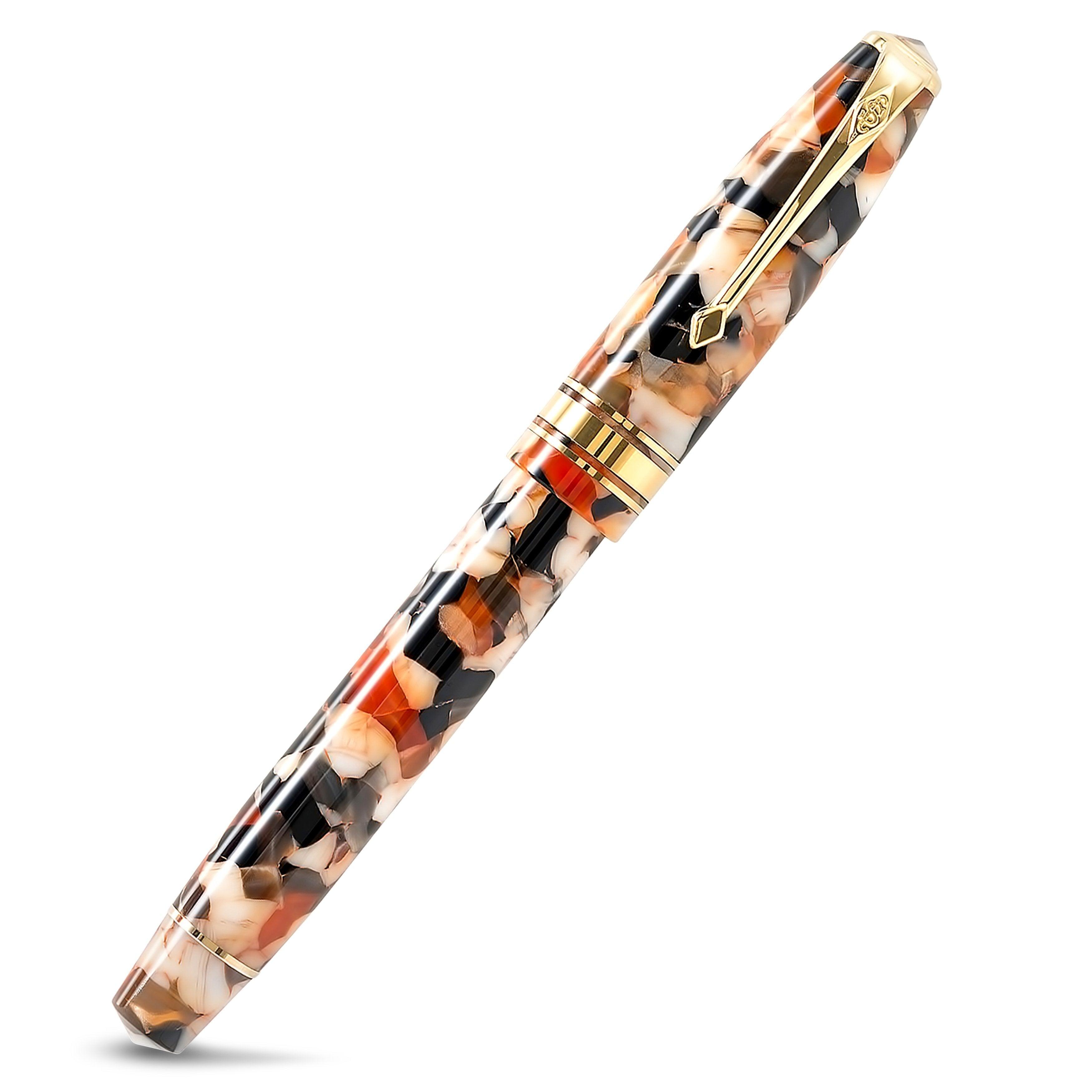 Series 100 Razor Shell फाउंटेन पेन कैप लगाकर, गोल्ड क्लिप और कैप बैंड दिखाते हुए