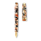 Series 100 Razor Shell फाउंटेन पेन कैप खोलकर अपनी कैप के बगल में दिखाया गया, फ्लैट ले दृश्य