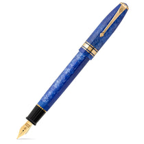 Estilográfica Series 100 Sapphire Blue, con capuchón, mostrando el cuerpo de resina azul jaspeada y acabados dorados