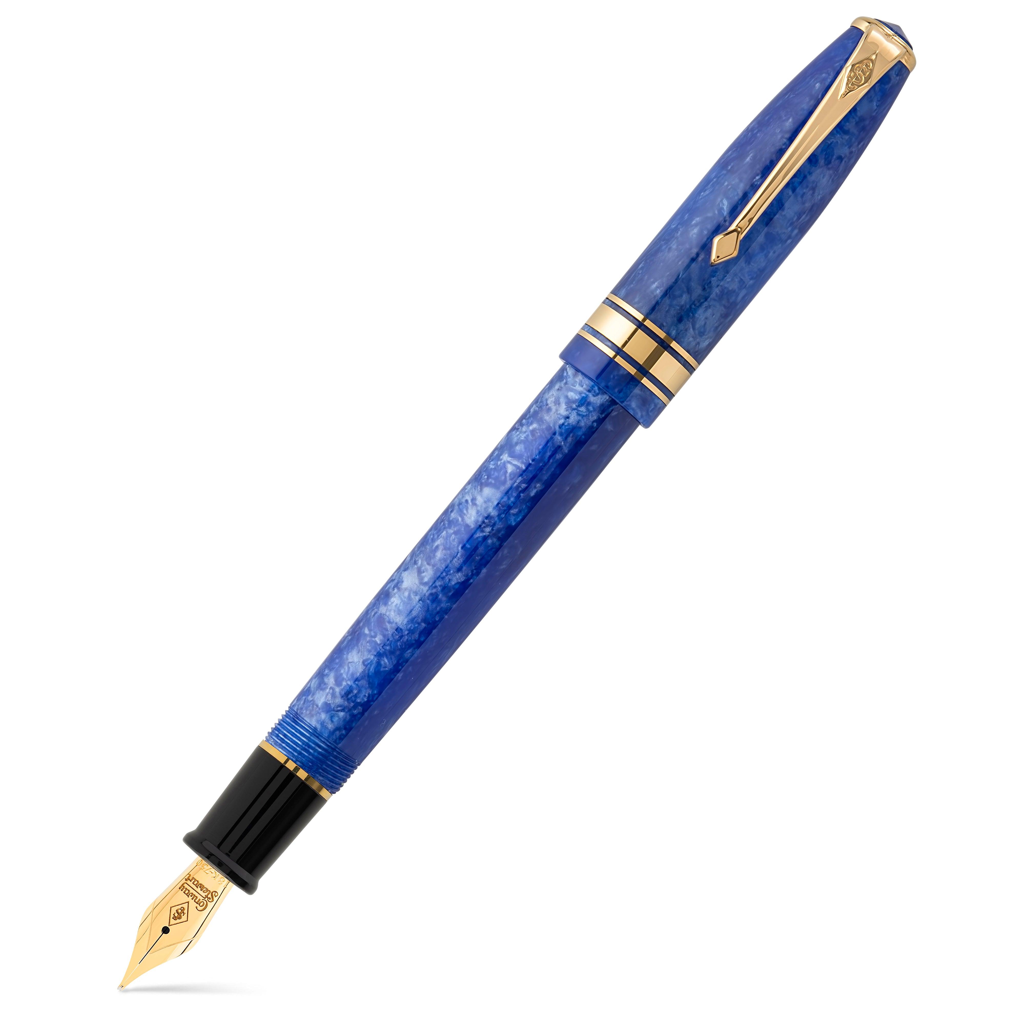 Series 100 Sapphire Blue फाउंटेन पेन, कैप लगाकर, नीला मार्बल्ड एक्रिलिक बैरल और गोल्ड-टोन ट्रिम दिखाते हुए