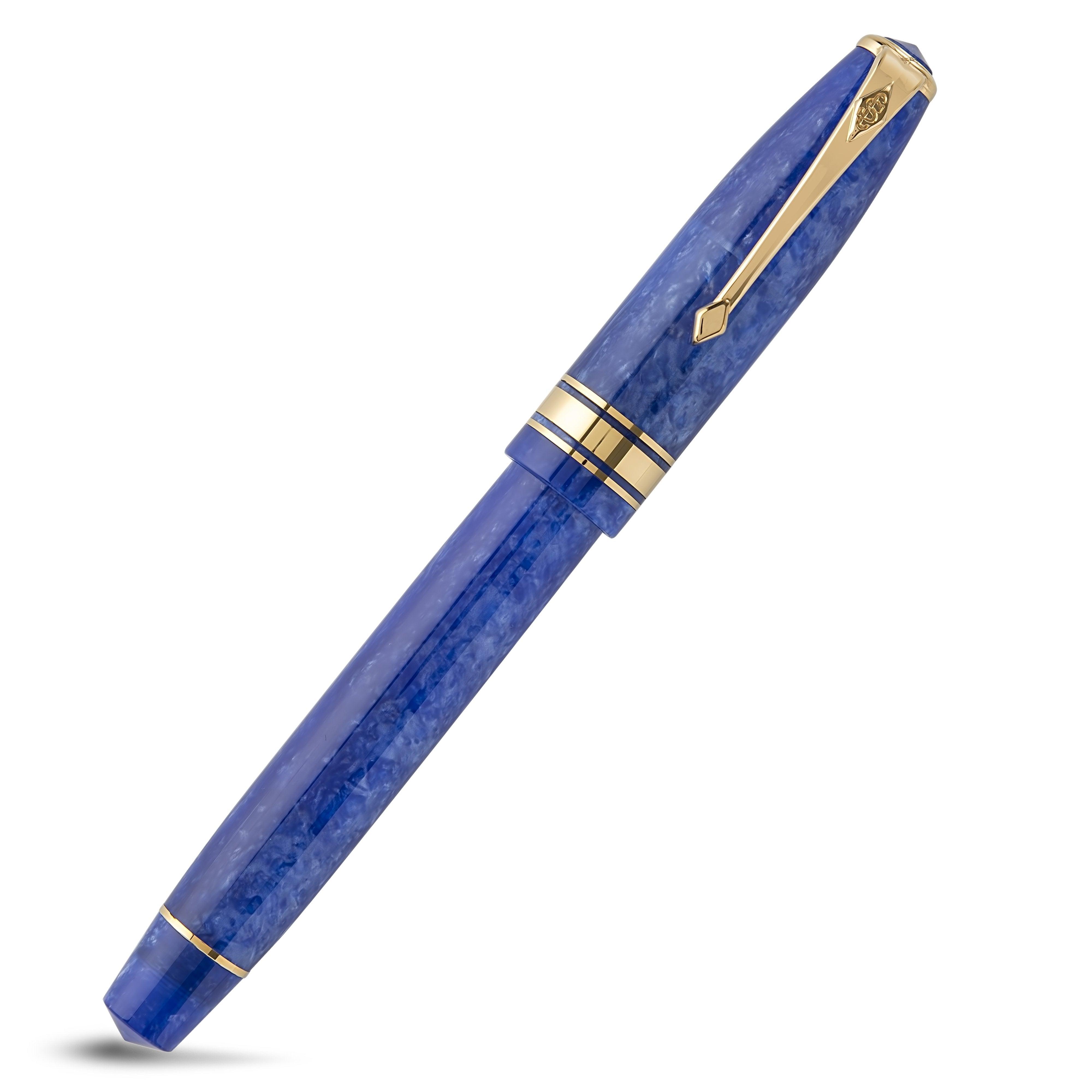 Series 100 Sapphire Blue फाउंटेन पेन कैप लगाकर, नीली मार्बल्ड एक्रिलिक गोल्ड ट्रिम और एक रत्न फिनियल के साथ