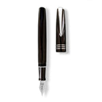 Schaft und Kappe des Conway Stewart Series 58 Classic Black Silver getrennt von oben gezeigt, silberfarbene Beschläge