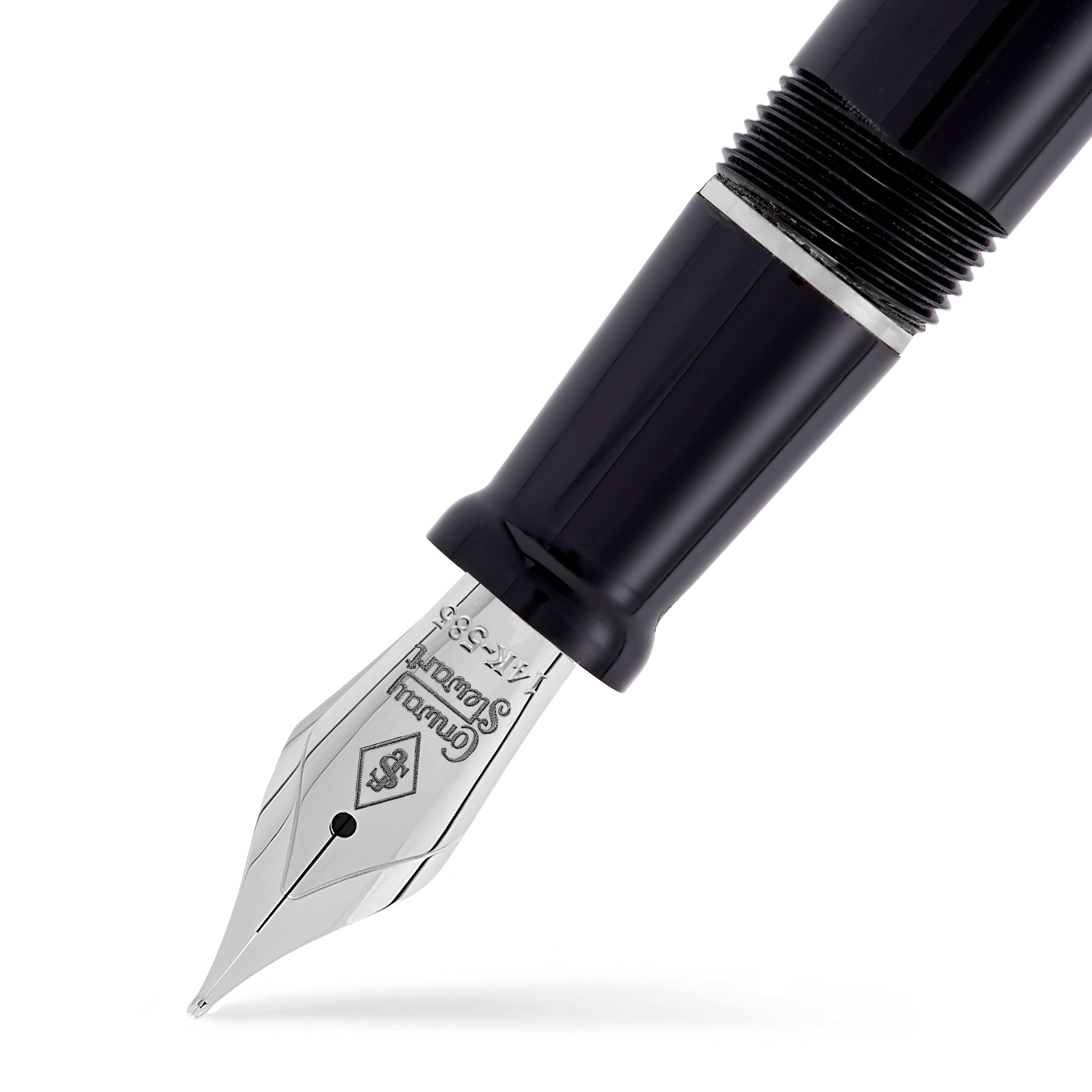 Nahaufnahme der Series 58 Classic Black Silver Feder, einer silberfarbenen Feder mit eingraviertem Conway-Stewart-Wappen