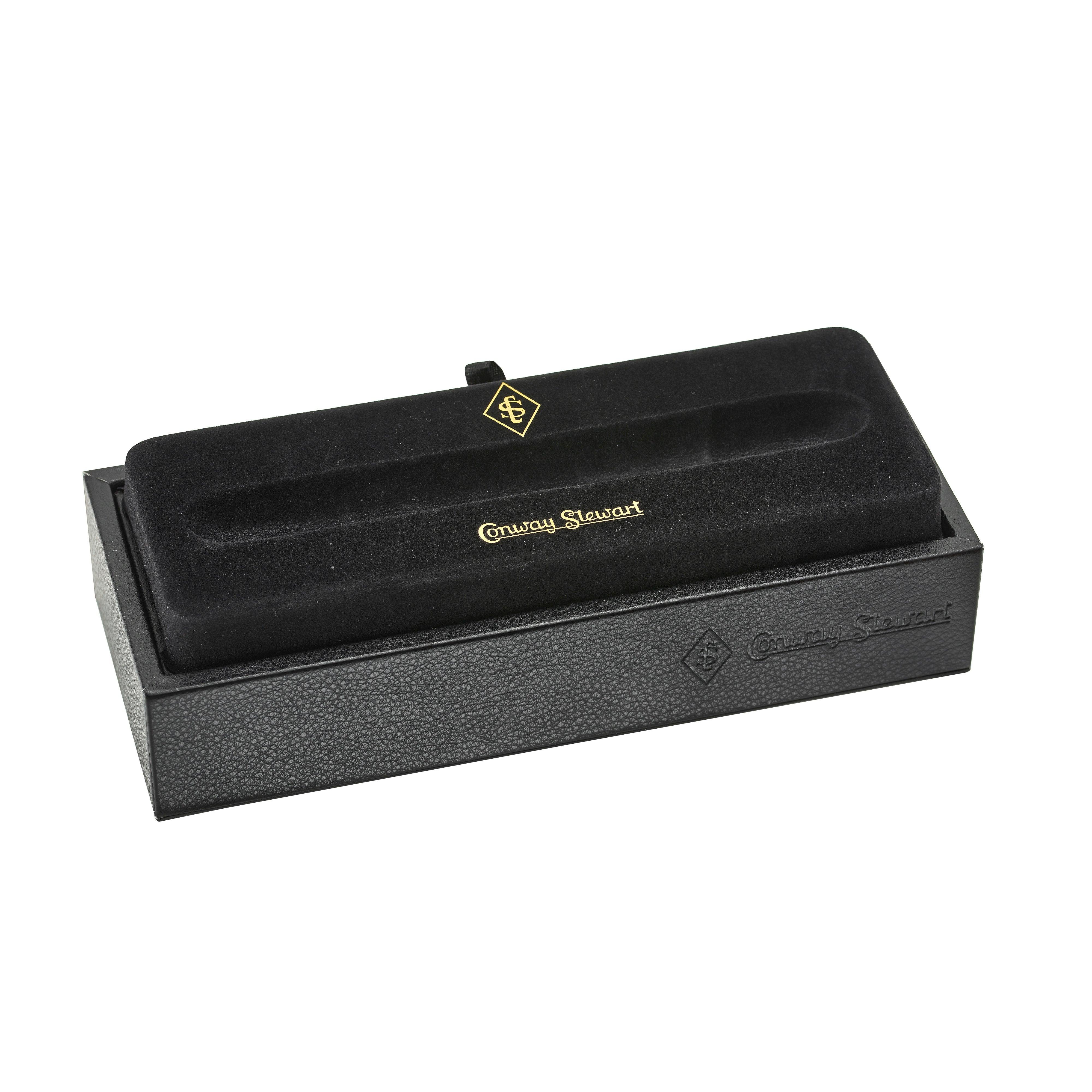 Geöffnete schwarze Conway Stewart Präsentationsbox für den Series 58 Classic Black Silver, leer gezeigt